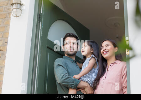 Familie, die in den Eingang des Home Stockfoto