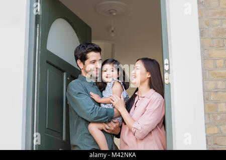 Familie, die in den Eingang des Home Stockfoto