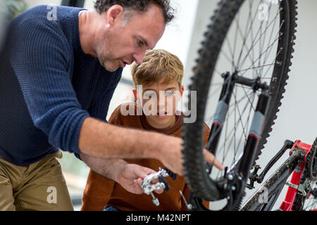 Vater, Sohn, wie man für sein Fahrrad Stockfoto