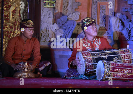 Musiker, die für die traditionellen Legong Tanz in Ubud Palace. Ubud, Bali, Indonesien Stockfoto