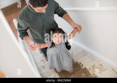 Vater, Tochter herauf Treppe Stockfoto