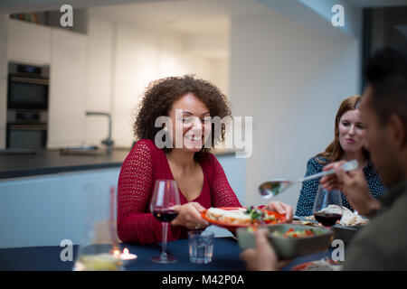 Erwachsene männliche Essen an einen Freund: Stockfoto