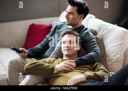 Junge männliche Paar entspannen auf dem Sofa Stockfoto