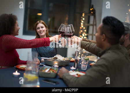 Freunde feiern Weihnachten zusammen Stockfoto