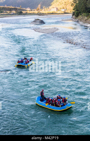 Punakha, Bhutan. Rafting auf dem Mo-Fluss. Stockfoto