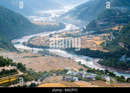 Punakha, Bhutan. Morgennebel in der Mo River Valley. Stockfoto