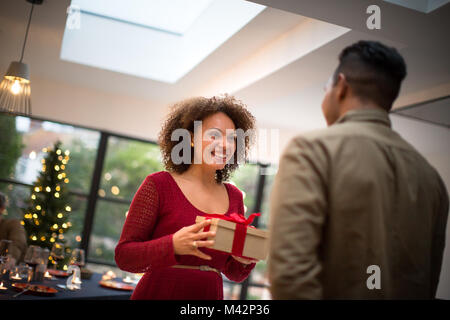 Frau Weihnachten Geschenk gegeben werden Stockfoto