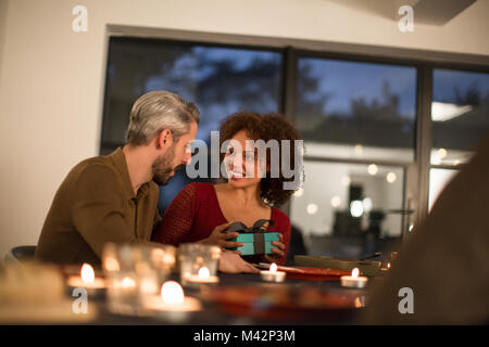 Frau als Geschenk Stockfoto