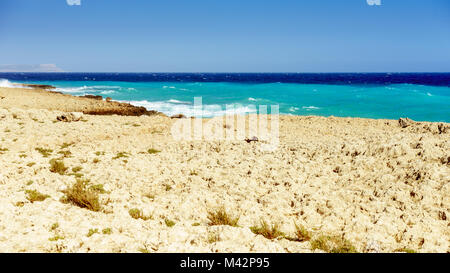 Felsiger Strand in Ayia Napa mit Blick auf das Mittelmeer Stockfoto