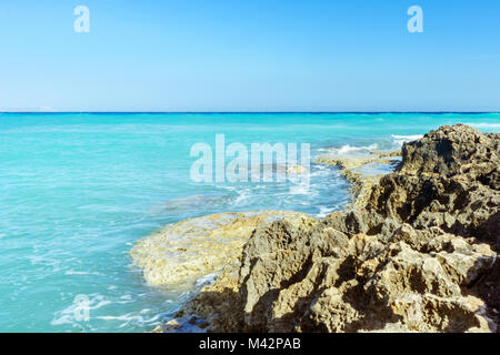 Felsiger Strand in Ayia Napa mit Blick auf das Mittelmeer Stockfoto