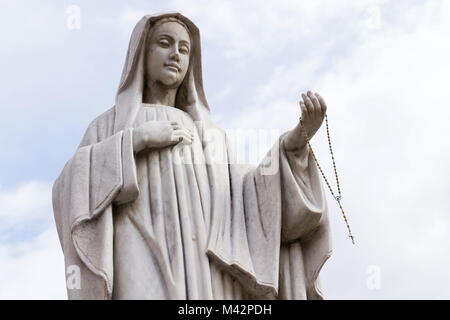 Jungfrau Maria holding Rosenkranz in der Kirche, Matrei in Osttirol Stockfoto