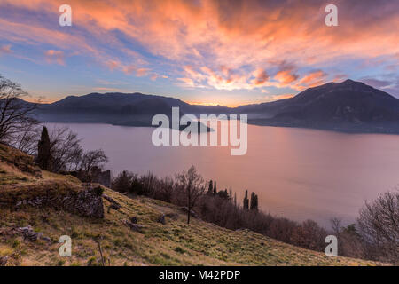 Wolken Farben bei Sonnenuntergang von Comer see, Provence von Lecco. Lombardei, Italien Stockfoto