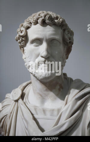 Römische Kaiser Antoninus Pius (Regierungszeit 138-161 AD). Römische Marmorbüste aus dem 2. Jahrhundert N.CHR. aus der Sammlung Farnese auf Anzeige im Nationalen Archäologischen Museum in Neapel, Kampanien, Italien. Stockfoto