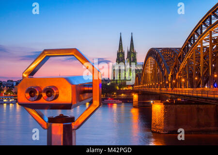 Hohenzoller Brücke über den Rhein und den Kölner Dom mit dem Fernglas in der Dämmerung in der Stadt Köln. Stadt Köln (Köln), Nordrhein-Westfalen, Deutsch Stockfoto