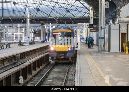 Eine Klasse 170 Turbostar Diesel am Bahnhof Glasgow Queen Street Bahnhof Stockfoto