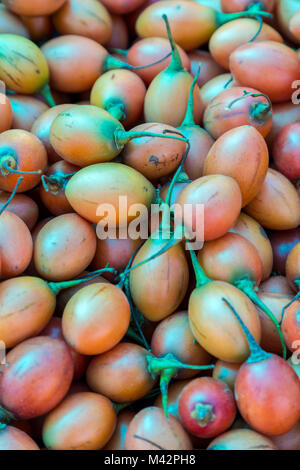 Punakha, Bhutan. Tamarillo, oder Baum Tomate (Solanum Betaceum), in der Obst- und Gemüsemarkt. Stockfoto