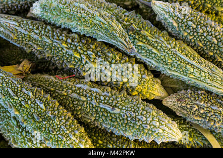 Punakha, Bhutan. Obst- und Gemüsemarkt, Bitter Melone (momordica Charantia) (auch bitteren Kürbis, Bitter Squash, Balsam Birne). Stockfoto