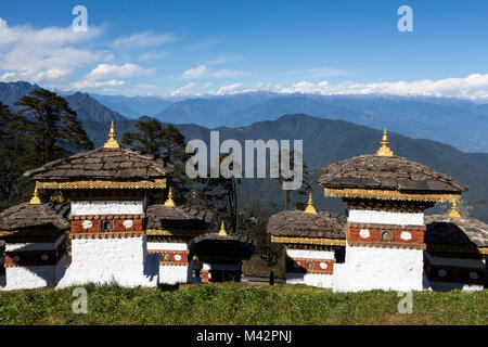 Punakha, Bhutan. Chörten (Schreine) bei einem Pass in den Ausläufern des Himalaja, Himalaya Berge in der Ferne. Stockfoto