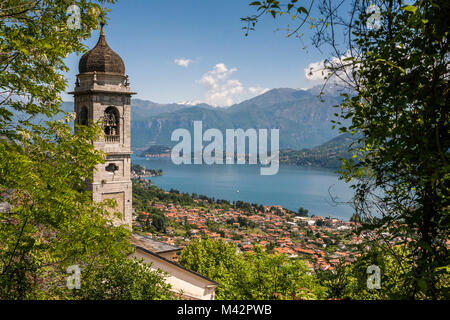 Santa Maria del Soccorso Kirche auf dem Lenno Dorf am Comer See. Der Schwan von Comer See bei Sonnenuntergang. Lombardei, Italien, Provence von Como Stockfoto