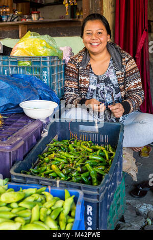 Punakha, Bhutan. Junge Frau verkaufen Chili Pfeffer in der Lobeysa Markt. Stockfoto