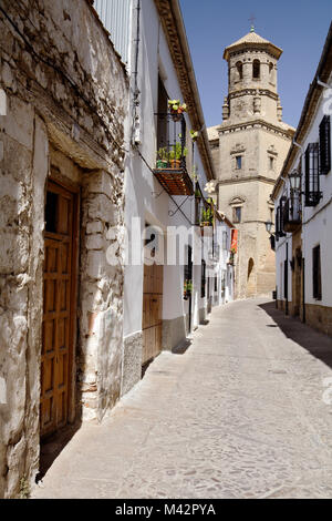 Ronda, Andalusien, Spanien. Eine typische Straße in Baeza Dorf. Stockfoto