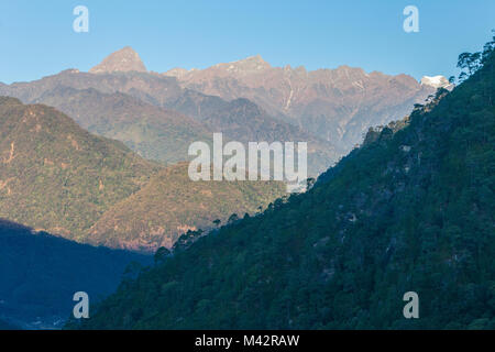 Punakha, Bhutan. Himalayan Foothills oberhalb der Mo River Valley. Stockfoto