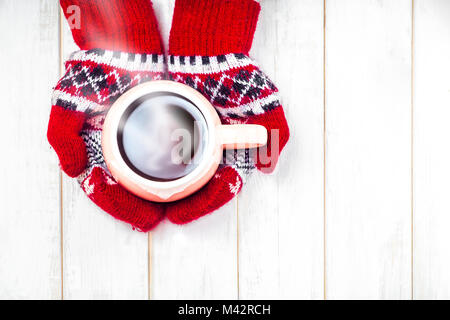 Eine Tasse Kaffee, einen Löffel mit sprengte gemahlenen Kaffee, Getreide. Frühstück - auf einem Holztisch. Stockfoto