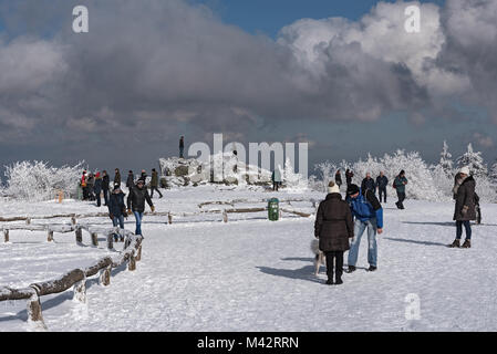 Touristen auf der Hochebene von Feldberg Taunus im Winter, Hessen, Deutschland Stockfoto