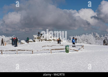 Touristen auf der Hochebene von Feldberg Taunus im Winter, Hessen, Deutschland Stockfoto