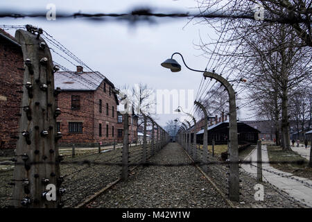 Auschwitz, Oswiecim, Birkenau, Brzezinka, Polen, Nord Ost Europa. Elektrischen Zaun im ehemaligen NS-Konzentrationslager. Stockfoto