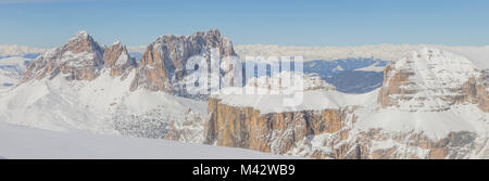 Europa, Italien, Trentino Südtirol. Panoramablick vom Sass Pordoi im Winter auf Langkofel und Sella, Dolomiten Stockfoto