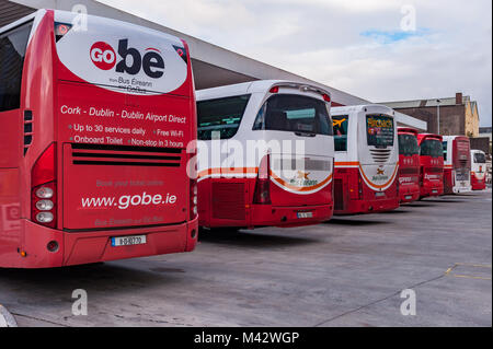 Bus Eireann Busse und Reisebusse in Cork Bus Station geparkt, Parnell Hotel, Cork, Irland, mit kopieren. Stockfoto