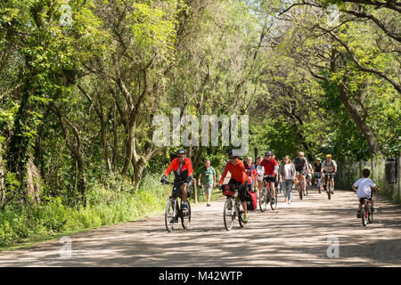 Menschen Radfahren in Costanera Sur Ecological Reserve, Buenos Aires, Argentinien Stockfoto