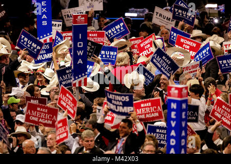 Cleveland, Ohio, USA, 21. Juli 2016 Delegierte aus verschiedenen Staaten halten Schilder zur Unterstützung des Präsidentschaftskandidaten Donald Trump an der Republican National Convention in der Quicken Arena. Stockfoto