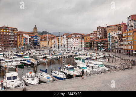 Bermeo, Provinz Vizcaya, Baskenland, Nordspanien. Blick auf den Hafen Stockfoto