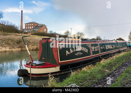 15-04 auf dem Kennet und Avon Kanal mit den Crofton Pumping Station (Crofton Beam Motoren) im Hintergrund, Wiltshire, England, Großbritannien Stockfoto