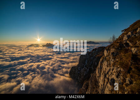 Sonnenuntergang über dem Nebel, Coltignone Mount, Piani Resinelli, Lecco Provinz, Lombardei, Italien, Europa Stockfoto