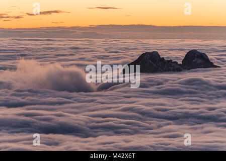 Sonnenuntergang über dem Nebel, Coltignone Mount, Piani Resinelli, Lecco Provinz, Lombardei, Italien, Europa Stockfoto