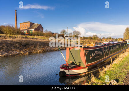 15-04 auf dem Kennet und Avon Kanal mit den Crofton Pumping Station (Crofton Beam Motoren) im Hintergrund, Wiltshire, England, Großbritannien Stockfoto