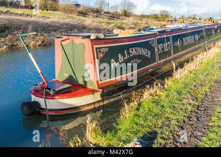 Narrowboat vor dem Kennet und Avon Canal in der Landschaft von Wiltshire, England, Großbritannien Stockfoto