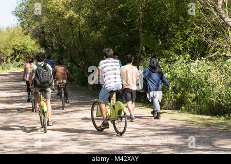 Menschen Radfahren in Costanera Sur Ecological Reserve, Buenos Aires, Argentinien Stockfoto