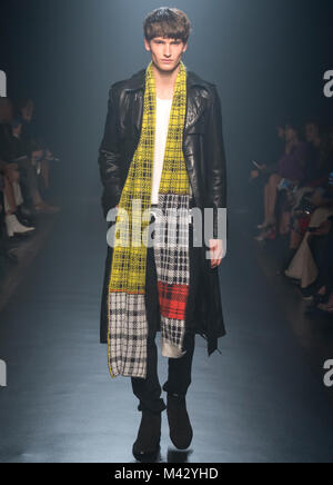 NEW YORK, NY - 12. Februar 2018: Frederik Ruegger geht der Start- und Landebahn an das Zadig & Voltaire Herbst Winter Mode 2018 Show während der New York Fashion Week Stockfoto