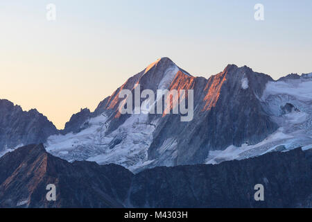 Felsigen Gipfel der Cima Presanella vom Monte Tonale im Morgengrauen Valcamonica Grenze der Lombardei und Trentino Alto Adige Italien Europa gesehen Stockfoto