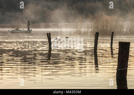 Fischer am Ufer, See Alserio, Alserio, Como Provinz Brianza, Lombardei, Italien, Europa Stockfoto