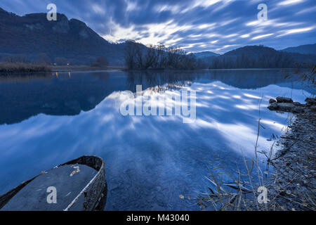 Dämmerung auf den Fluss Adda, Airuno, park Adda Nord, Lecco Provinz Brianza, Lombardei, Italien, Europa Stockfoto