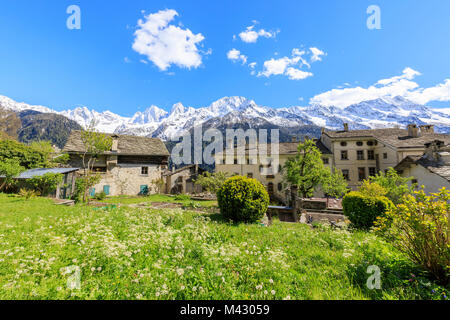 Blick auf soglio zwischen Wiesen und schneebedeckten Gipfeln im Frühjahr Maloja Kanton Graubünden Engadin Bergell Schweiz Europa Stockfoto