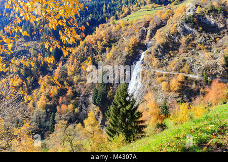 Herbst Farben rund um den Wasserfall. Partschins Wasserfall, Partschins, Val Venosta, Alto Adige/Südtirol, Italien, Europa Stockfoto