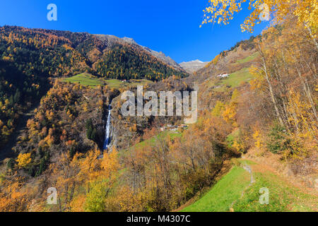 Partschins Wasserfall mit Blick auf Tel. Tal. Partschins, Val Venosta, Alto Adige/Südtirol, Italien, Europa Stockfoto