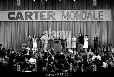 Usa-Präsidenten Jimmy Carter, das von der Familie umgeben, behauptet Sieg über US-Präsident Gerald R. Ford bei einer Wahl nacht Rallye in Atlanta, Georgia am 3. November 1976. Credit: Benjamin E. 'Gene' Forte/CNP Foto: Benjamin E. 'Gene' Forte/konsolidierte News Fotos/Benjamin E. 'Gene' Forte - CNP Stockfoto