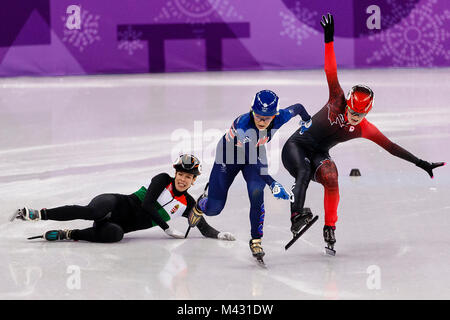 Pyeongchang, Südkorea. 13 Feb, 2018. Großbritanniens ELISE CHRISTIE (Mitte) kreuzt die Linie die Damen Short Track Speed Skating 500 m inklusive Reisepaket 2 vor Kanadas KIM BOUTIN (rechts) und Ungarns ANDREA KESZLER im dritten an der Gangneung Oval bei Tag vier der Olympischen Winterspiele 2018 PyeongChang in Südkorea zu gewinnen. Credit: Paul Kitagaki jr./ZUMA Draht/Alamy leben Nachrichten Stockfoto